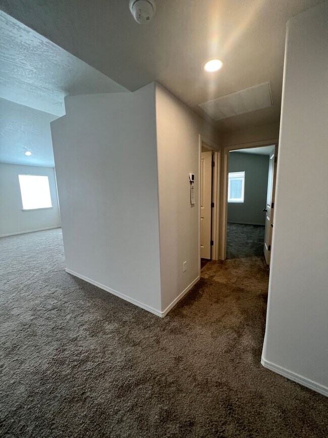Building Photo - Modern 3 Bed 2 Bath!! Covered Patio!!