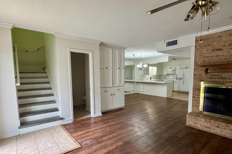 Building Photo - 305 Halcott Dr