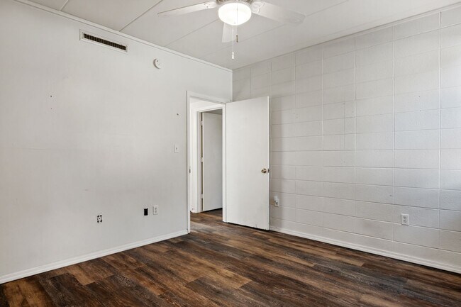 Building Photo - 3 bed/2 bath. Close to Campus. Pet Friendly.