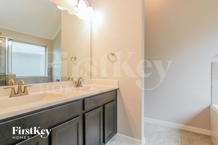 Building Photo - 605 Pine Creek Dr