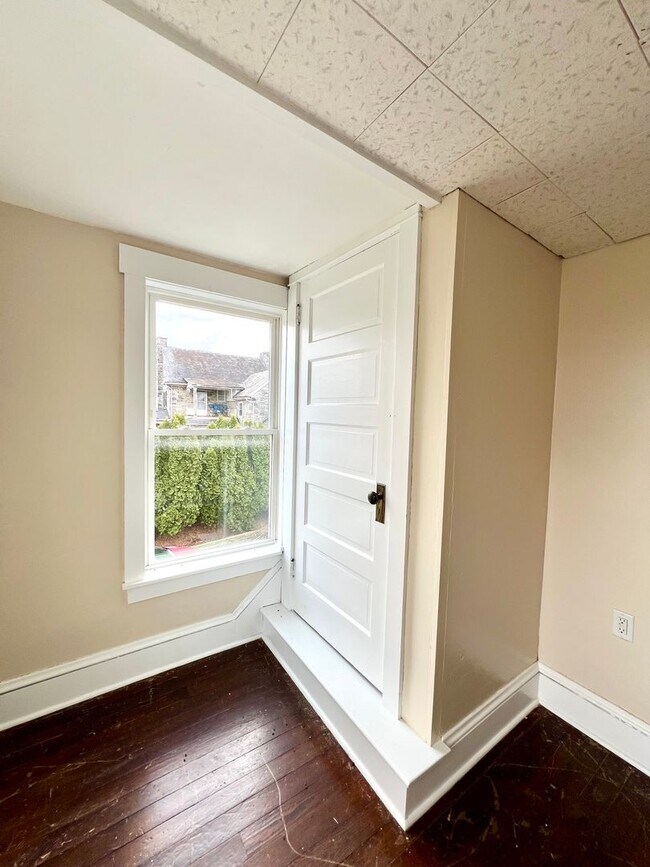 Building Photo - Spacious 3BR Home with Large Yard, Private Driveway & Storage