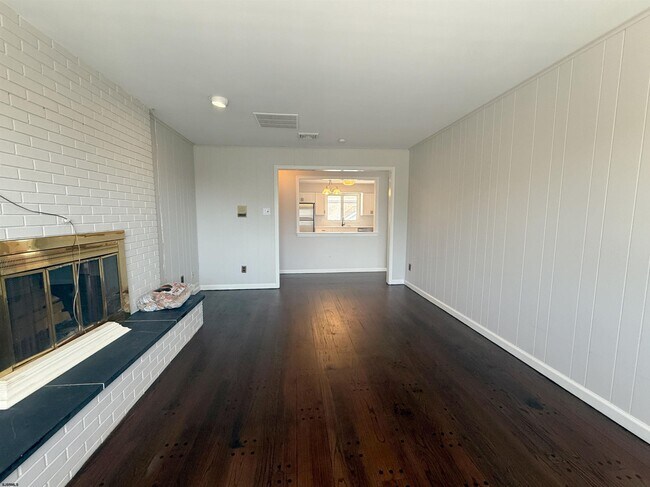 Building Photo - 303 Windsor Dr