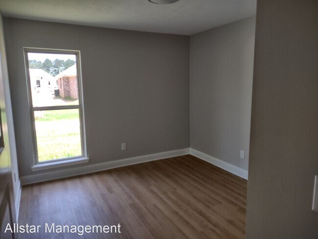 Building Photo - 4 br, 2 bath House - 560 Silver Hill Drive