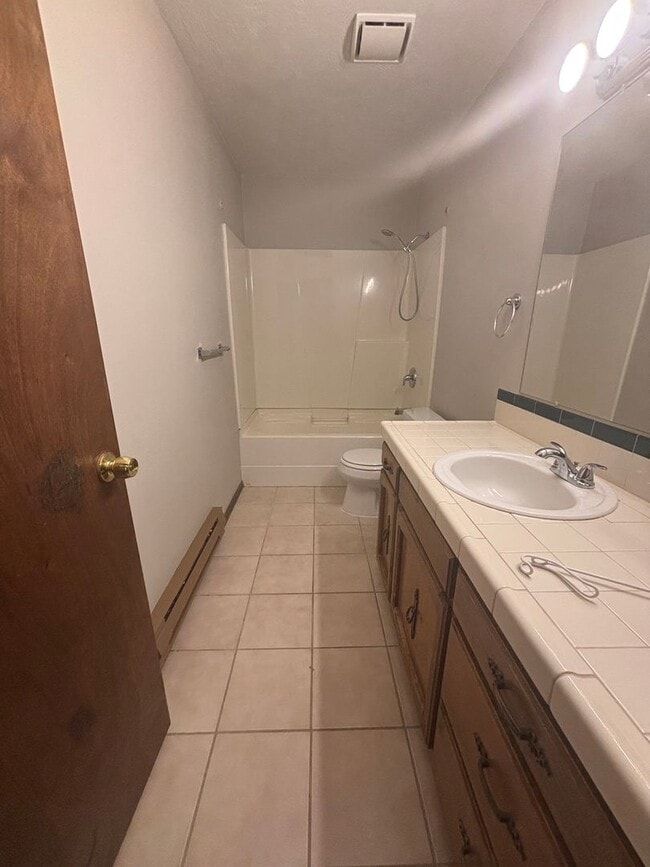 Building Photo - Cozy 3 Bedroom Duplex with Private Backyard