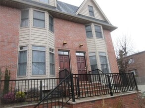 Building Photo - 270 Waterman St