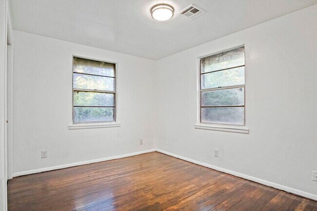Building Photo - 1041 Hickory Ln