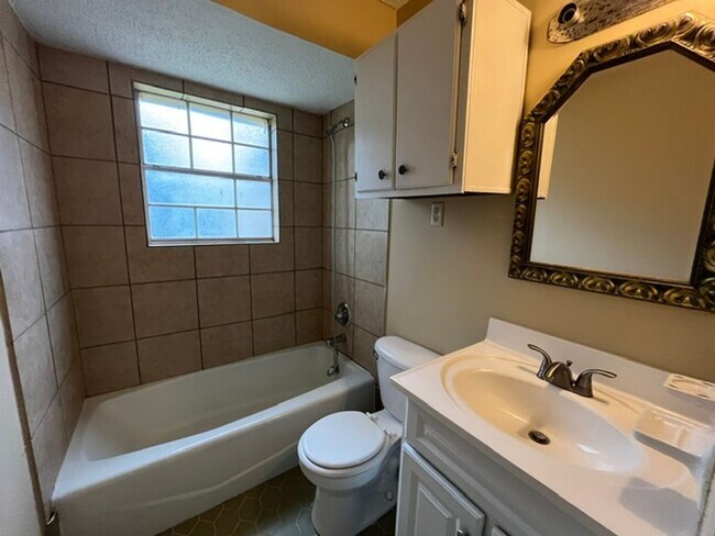Building Photo - Renovated 3 Bedroom 1.5 Bath Home with 1 Car Garage for Rent!!