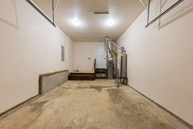 Building Photo - Spacious 3 bedroom Duplex