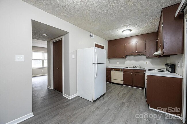 Building Photo - 1051 3rd St SE