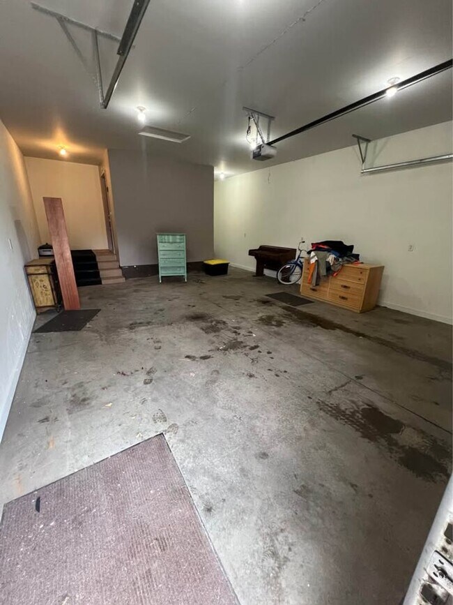 Building Photo - 109 10th Ave SW