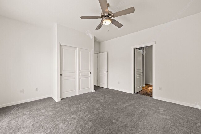 Building Photo - Eagle Crest Townhome Steps to Lakeside Cen...