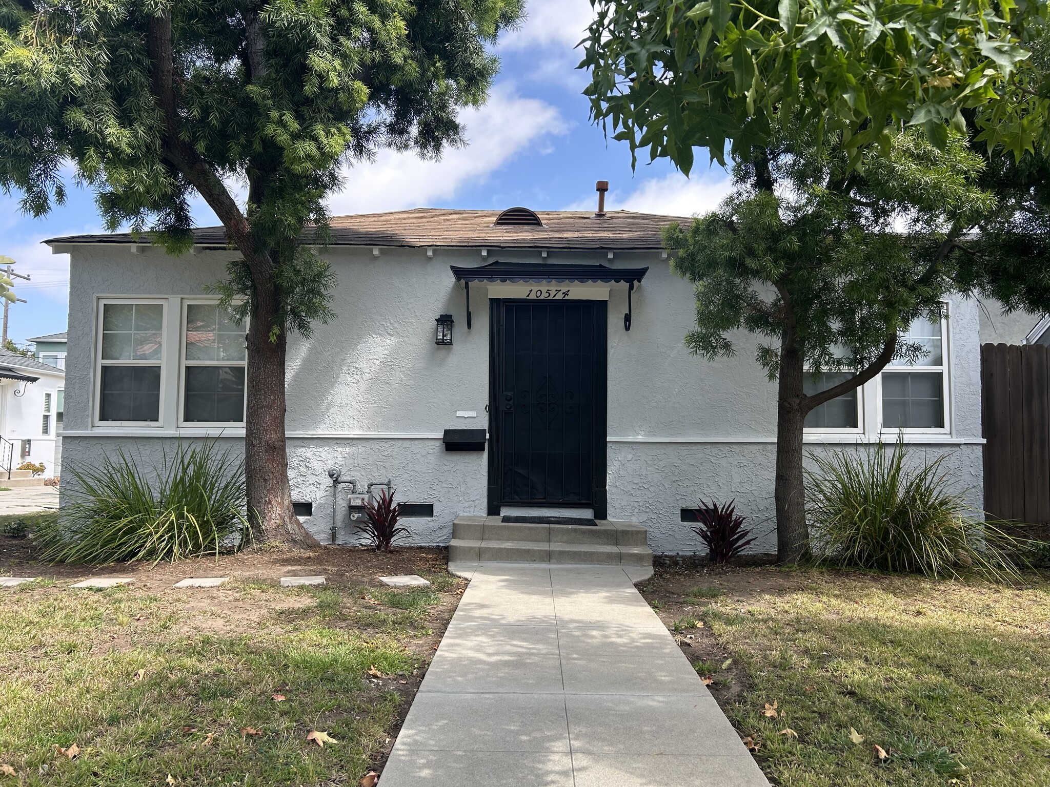 Building Photo - 10574 Ayres Ave
