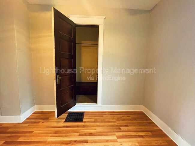 Building Photo - 618 Superior St