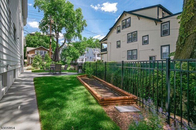 Building Photo - 225 Elmwood Ave