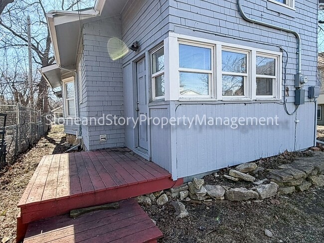 Building Photo - 3 bedroom 2 bath near Washburn University