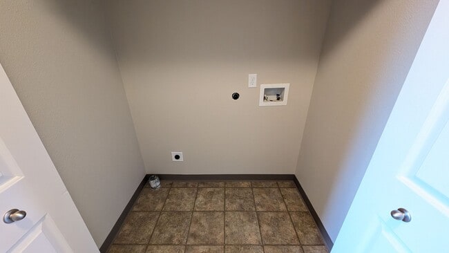 Building Photo - End unit Townhouse in Forest Grove