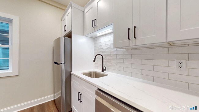 Building Photo - 3 Center St