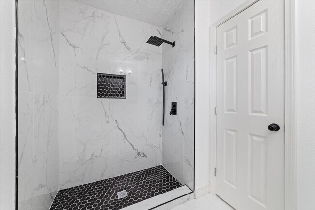 Building Photo - 9114 Mahoning Dr