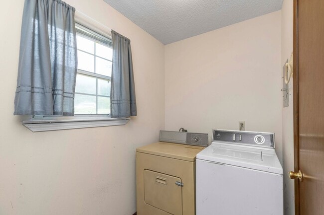 Building Photo - AVAILABLE IN OCTOBER! 2 beds 1 bath