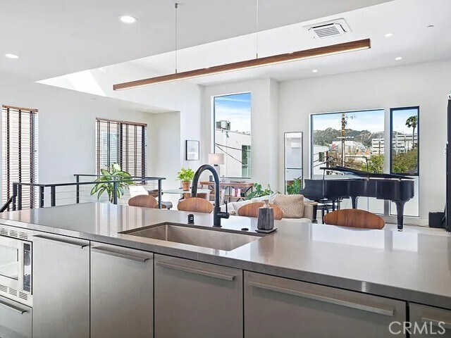 Building Photo - 811 N Detroit St