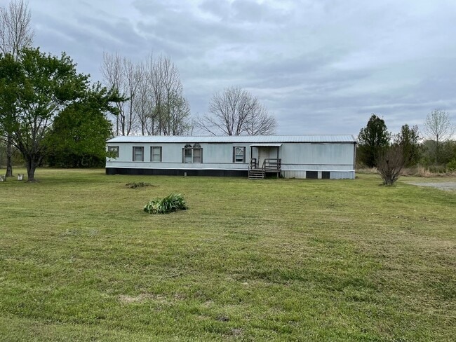 Building Photo - Country living with spacious front and backyard - 3 beds/ 2bath available now