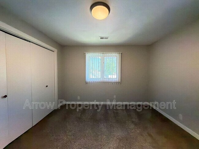 Building Photo - 440 Moffitt St