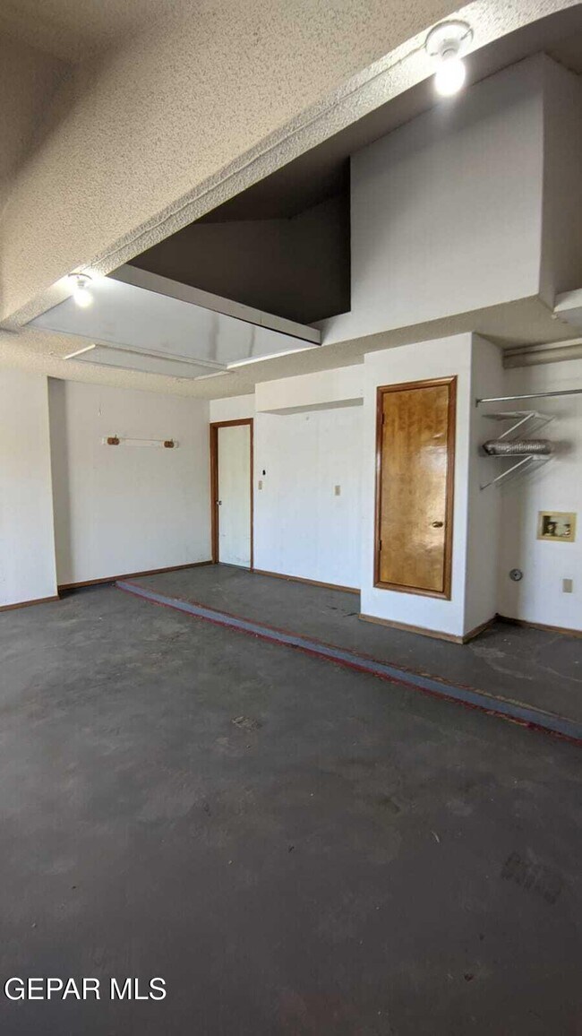 Building Photo - 10901 Joe Dimaggio Cir
