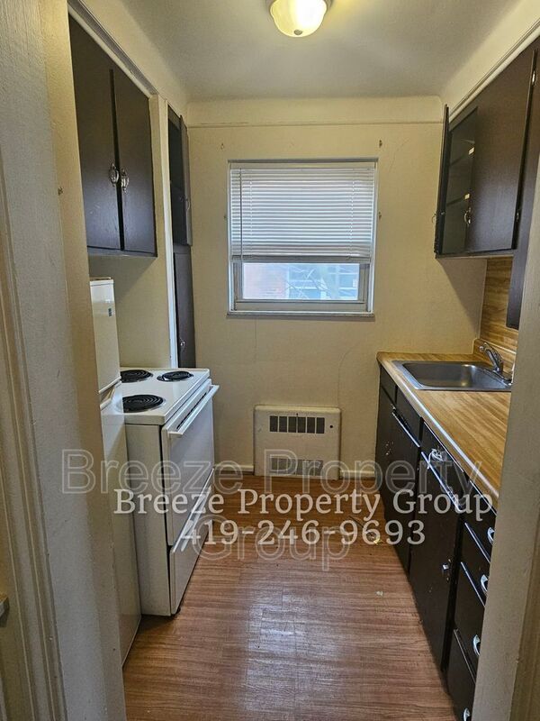 Building Photo - 2445 W Bancroft St