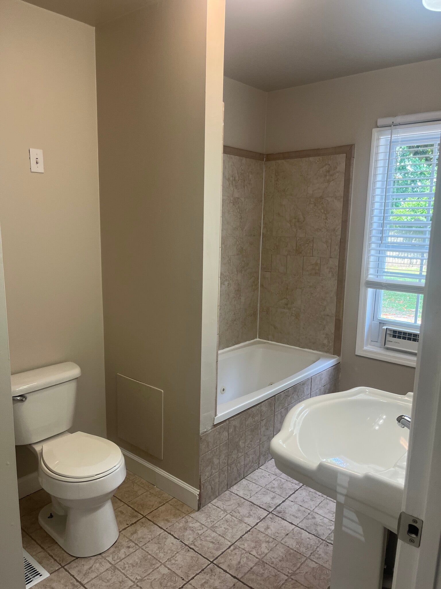 Full master bathroom with shower/tub combo - 1402 N Tennessee Blvd