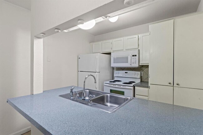 Building Photo - 2708 S 1st St