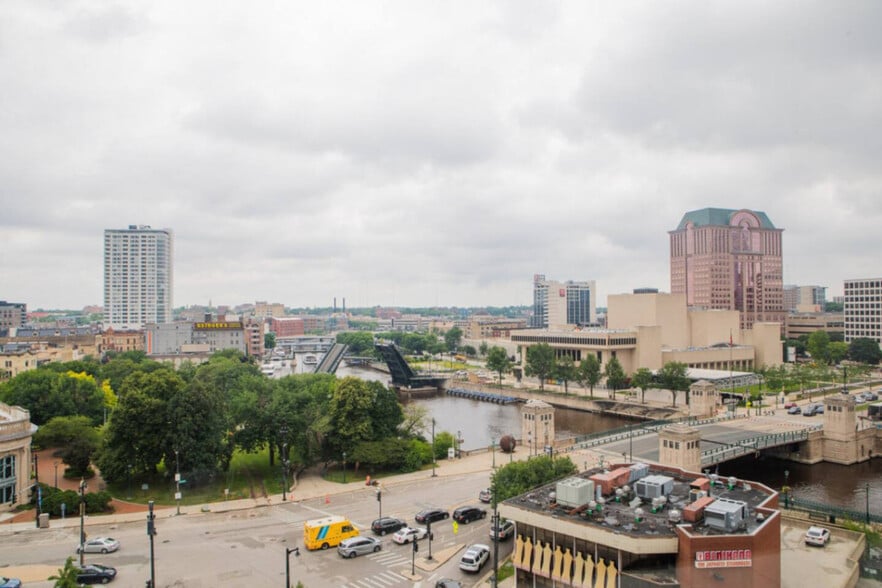 Building Photo - 823 N 2nd St