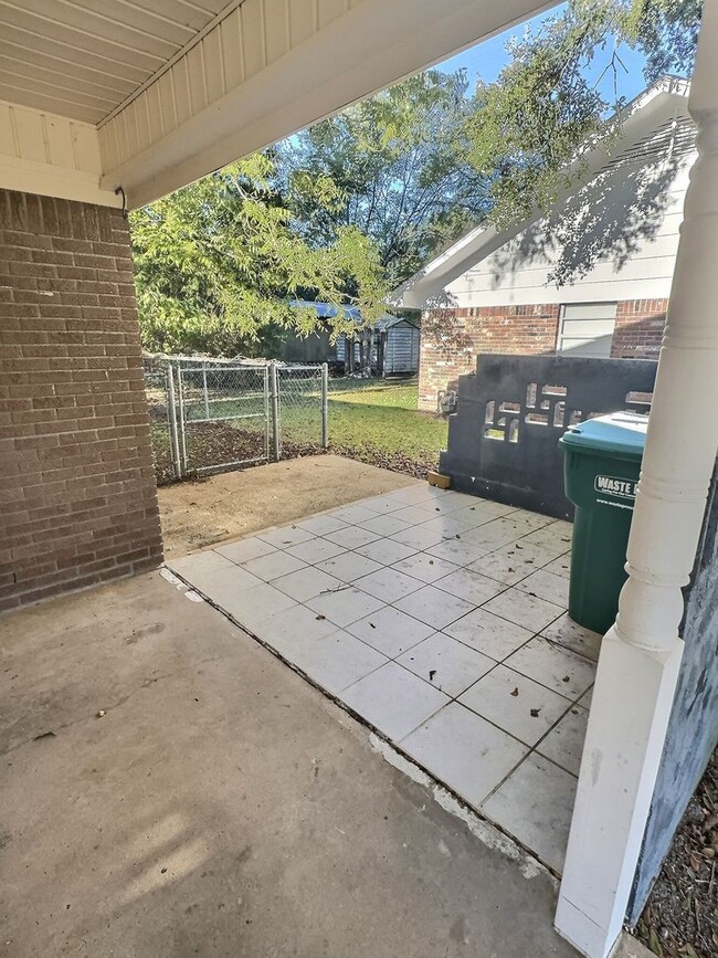 Building Photo - 3 Bedroom 1.5 Bathroom home in Ocean Springs School District