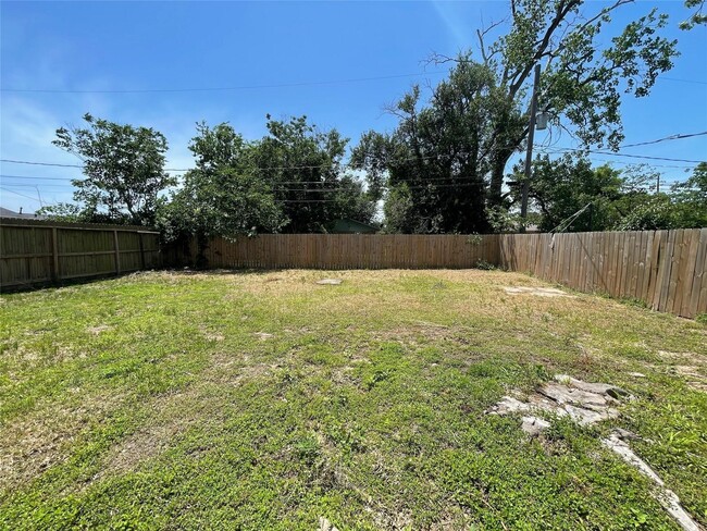 Building Photo - 411 Guyer St