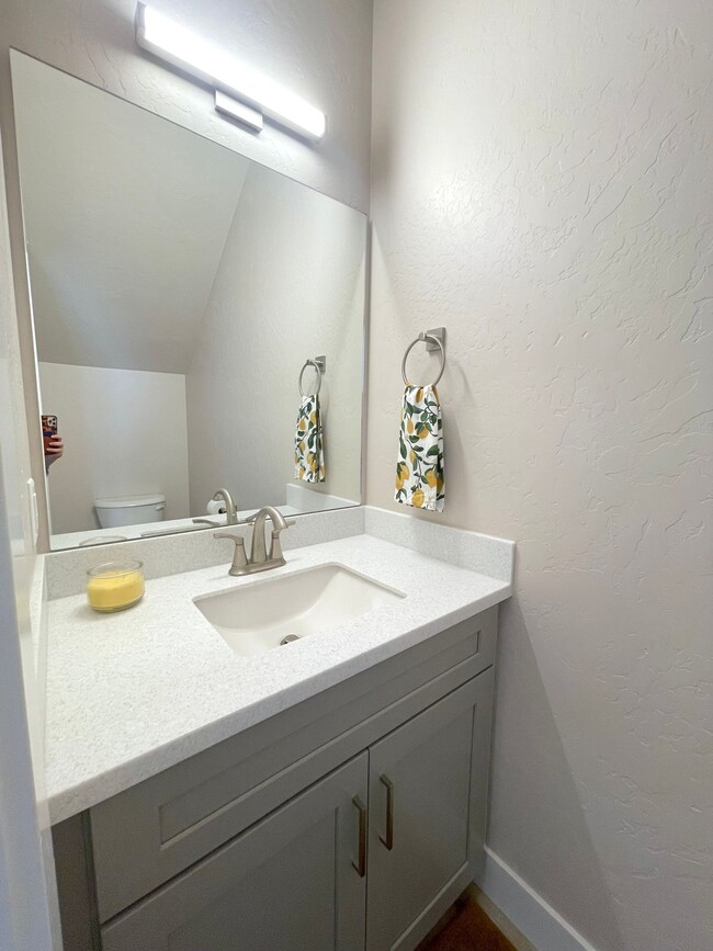 Building Photo - Bright 3br Townhome (New Build)