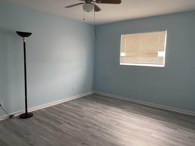 Building Photo - 227 Castlewood Dr