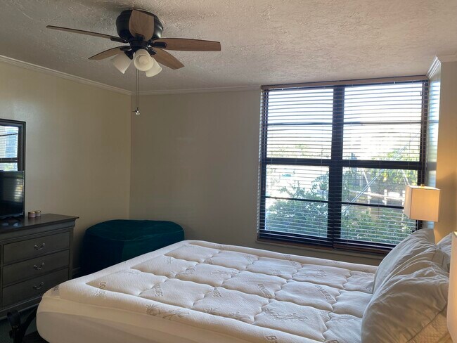 Building Photo - 4 Royal Palm Way