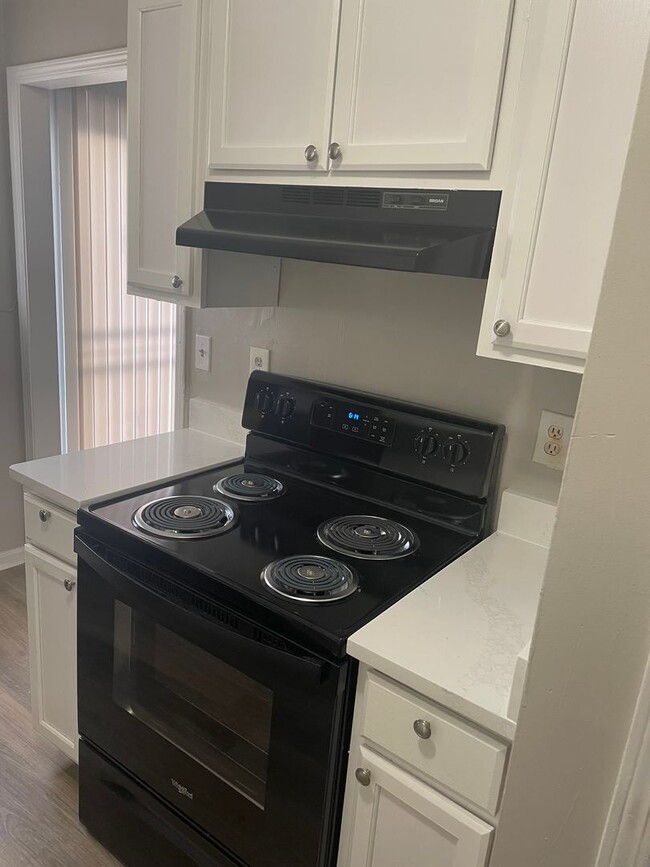 Building Photo - Remodeled 3 bedroom 2 bath