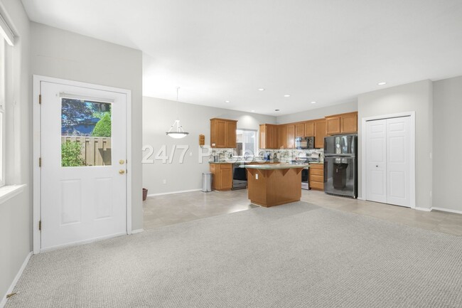 Building Photo - Inviting 3 BD | 2.5 BA Home w/ Massive Bac...