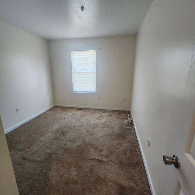 Building Photo - "Charming 3-Bed Townhouse with Finished Ba...