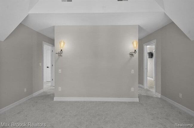 Building Photo - 2120 Buckingham Ave