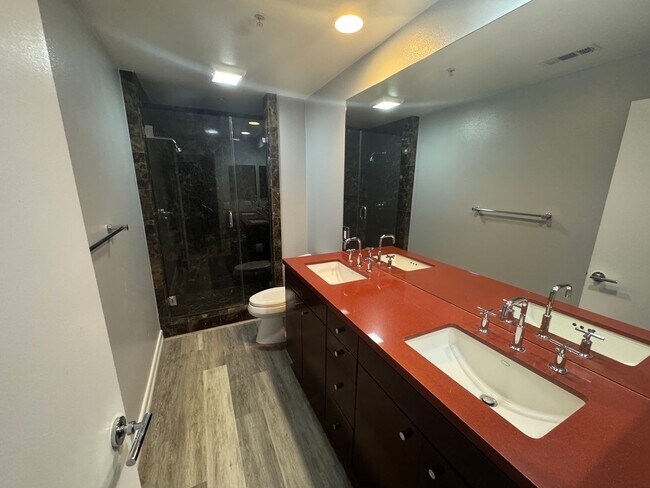 Building Photo - 810 E Palm Canyon Dr
