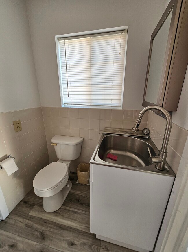 Building Photo - 503 Main St