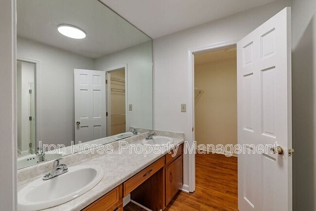 Building Photo - 1060 Windbrooke Ct