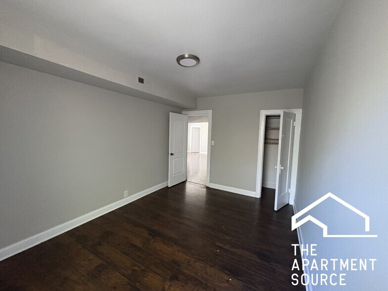Building Photo - 6300 N Oakley Ave
