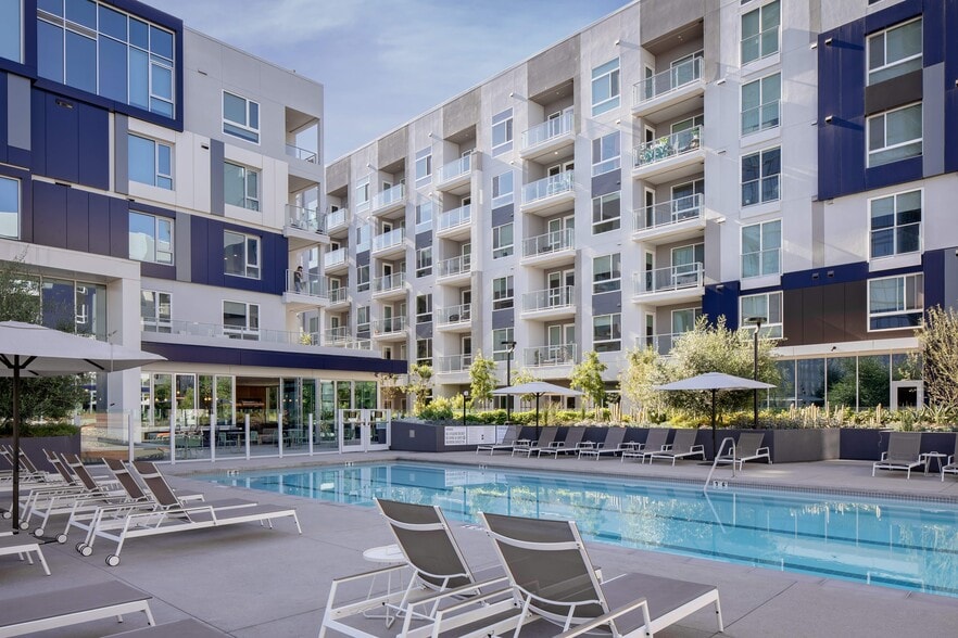 Building Photo - VOX