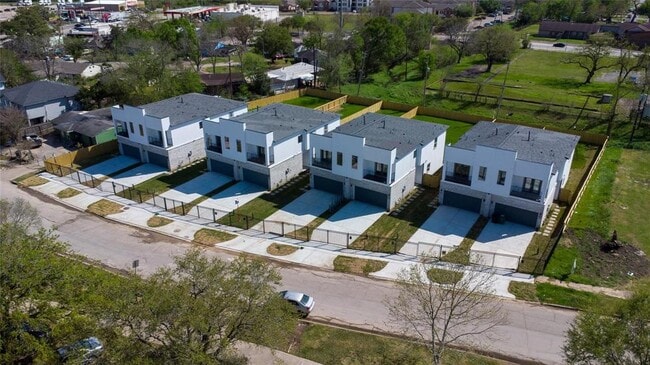 Building Photo - 5506 Pershing St