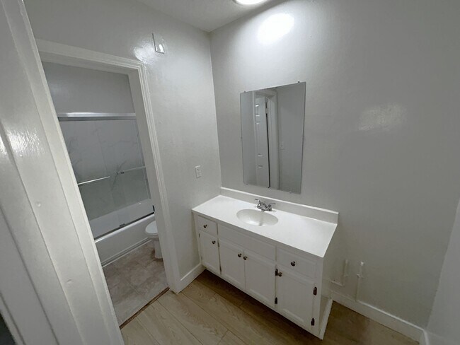 Building Photo - 916 S Manhattan Pl