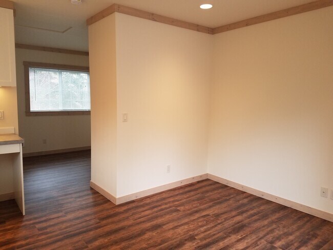Building Photo - Studio Apartment in Poulsbo - All Utilitie...