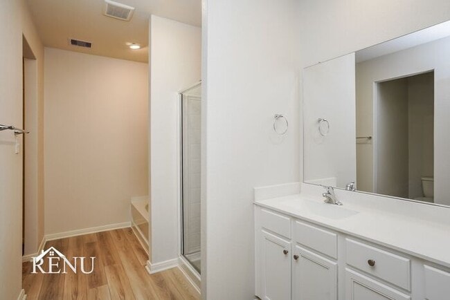 Building Photo - 10406 Sweetwater Creek Dr