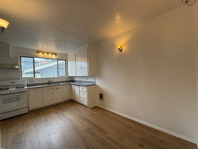 Building Photo - 777 W 10th Ave